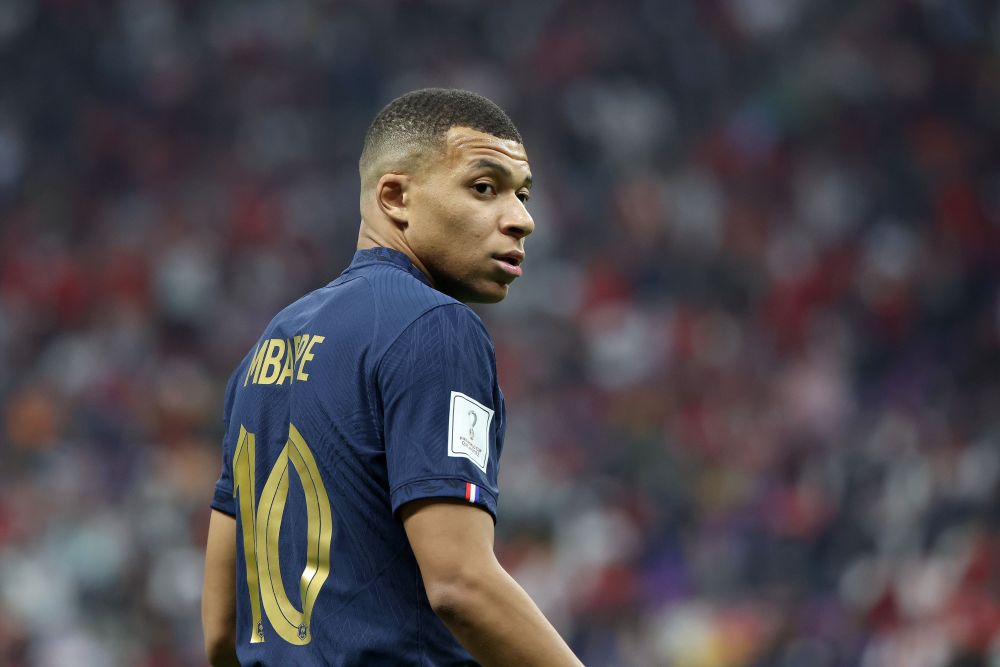 詹姆斯复出就收大礼，骑士4连败，助力詹姆斯冲史诗级成就