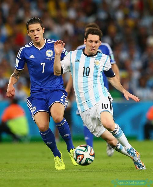 足球国足队内对抗赛出现精彩世界波