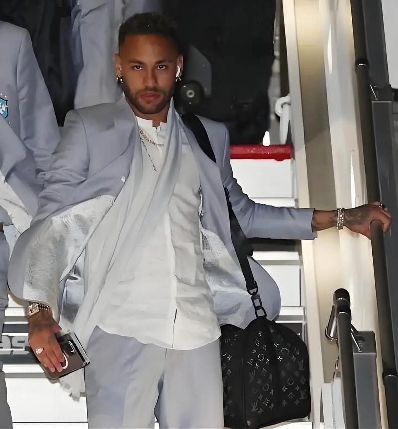 里夫斯成湖人队史第3位单场40+5+10+5三分的球员